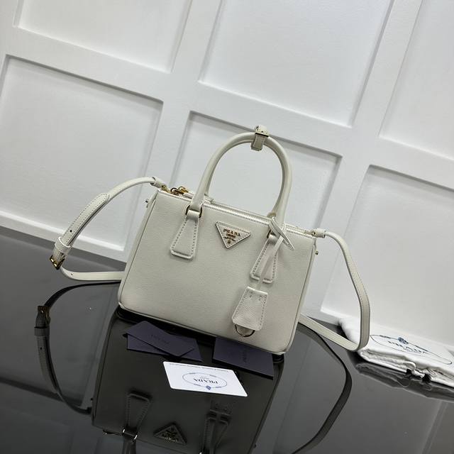 Prada 新款专柜品质,顶级原单货 原厂皮,原厂五金、杀手包小号 ,实物实拍,款号:1Ba896平纹白色 尺寸:W24.5Xh16.5Xd11Cm, Prada 新款专柜品质,顶级原单货 原厂皮,原厂五金、杀手包小号 ,实物实拍,款号:1Ba896平纹白色 尺寸:W24.5Xh16.5Xd11Cm,