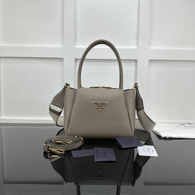 Prada 新款专柜品质,顶级原单货 原厂鹿纹皮,原厂五金、实物实拍,款号:1Bc145灰色金色五金 双肩带 羊皮内里 尺寸:W23Xh21Xd10Cm, Prada 新款专柜品质,顶级原单货 原厂鹿纹皮,原厂五金、实物实拍,款号:1Bc145灰色金色五金 双肩带 羊皮内里 尺寸:W23Xh21Xd10Cm,