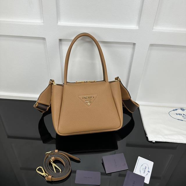 Prada 新款专柜品质,顶级原单货 原厂鹿纹皮,原厂五金、实物实拍,款号:1Bc145焦糖金色五金 双肩带 羊皮内里 尺寸:W23Xh21Xd10Cm, Prada 新款专柜品质,顶级原单货 原厂鹿纹皮,原厂五金、实物实拍,款号:1Bc145焦糖金色五金 双肩带 羊皮内里 尺寸:W23Xh21Xd10Cm,