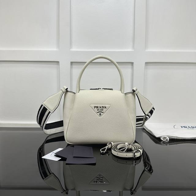 Prada 新款专柜品质,顶级原单货 原厂鹿纹皮,原厂白钢五金、实物实拍,款号:1Bc145白皮 双肩带 尺寸:W23Xh21Xd10Cm, Prada 新款专柜品质,顶级原单货 原厂鹿纹皮,原厂白钢五金、实物实拍,款号:1Bc145白皮 双肩带 尺寸:W23Xh21Xd10Cm,