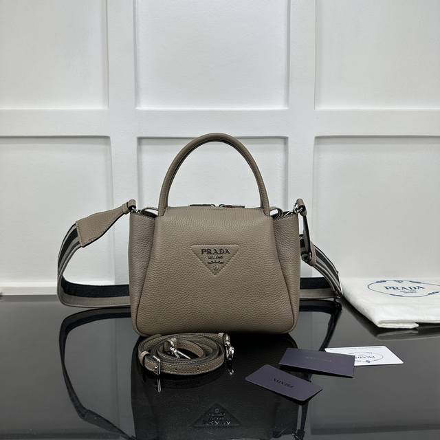 Prada 新款专柜品质,顶级原单货 原厂鹿纹皮,原厂白钢五金、实物实拍,款号:1Bc145灰皮 双肩带 尺寸:W23Xh21Xd10Cm, Prada 新款专柜品质,顶级原单货 原厂鹿纹皮,原厂白钢五金、实物实拍,款号:1Bc145灰皮 双肩带 尺寸:W23Xh21Xd10Cm,