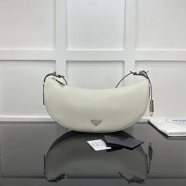 Prada 新款专柜品质,顶级原单货 原厂皮,原厂五金、,实物实拍,款号:1Bc255白皮 尺寸:W42Xh19.5Xd8.5Cm, Prada 新款专柜品质,顶级原单货 原厂皮,原厂五金、,实物实拍,款号:1Bc255白皮 尺寸:W42Xh19.5Xd8.5Cm,