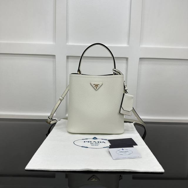 Prada 新款专柜品质,顶级原单货 原厂皮,原厂五金、实物实拍,款号:1Ba212白色十字纹、克色羊皮内里、 165代工码 尺寸:W22Xh23Xd13Cm, Prada 新款专柜品质,顶级原单货 原厂皮,原厂五金、实物实拍,款号:1Ba212白色十字纹、克色羊皮内里、 165代工码 尺寸:W22Xh23Xd13Cm,