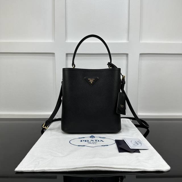 Prada 新款专柜品质,顶级原单货 原厂皮,原厂五金、实物实拍,款号:1Ba212克色十字纹、克色羊皮内里、 新吊牌款 165代工码 尺寸:W22Xh23Xd Prada 新款专柜品质,顶级原单货 原厂皮,原厂五金、实物实拍,款号:1Ba212克色十字纹、克色羊皮内里、 新吊牌款 165代工码 尺寸:W22Xh23Xd