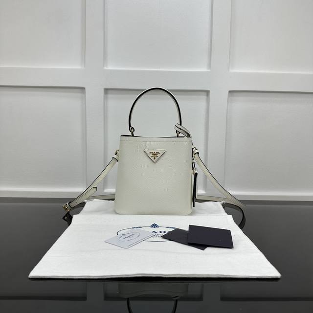 Prada 新款专柜品质,顶级原单货 原厂皮,原厂五金、实物实拍,款号:1Ba217白色十字纹、配克色羊皮内里 迷你号桶包 165代工码 尺寸:W18Xh17X Prada 新款专柜品质,顶级原单货 原厂皮,原厂五金、实物实拍,款号:1Ba217白色十字纹、配克色羊皮内里 迷你号桶包 165代工码 尺寸:W18Xh17X