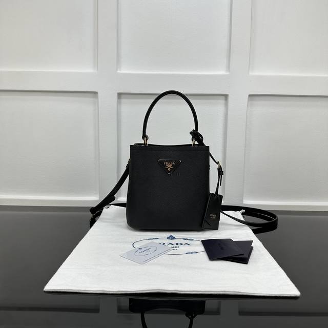 Prada 新款专柜品质,顶级原单货 原厂皮,原厂五金、实物实拍,款号:1Ba217克色十字纹、配克色羊皮内里 迷你号桶包 165代工码 尺寸:W18Xh17X Prada 新款专柜品质,顶级原单货 原厂皮,原厂五金、实物实拍,款号:1Ba217克色十字纹、配克色羊皮内里 迷你号桶包 165代工码 尺寸:W18Xh17X