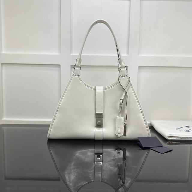 Prada 新款专柜品质,顶级原单货 原厂皮,原厂五金、实物实拍,款号:1Bg570白色进口油腊皮 尺寸:W39Xh24.5Xd14Cm, Prada 新款专柜品质,顶级原单货 原厂皮,原厂五金、实物实拍,款号:1Bg570白色进口油腊皮 尺寸:W39Xh24.5Xd14Cm,