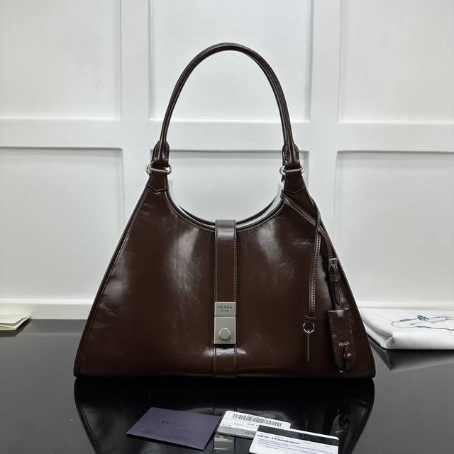 Prada 新款专柜品质,顶级原单货 原厂皮,原厂五金、实物实拍,款号:1Bg570咖棕进口油腊皮 尺寸:W39Xh24.5Xd14Cm, Prada 新款专柜品质,顶级原单货 原厂皮,原厂五金、实物实拍,款号:1Bg570咖棕进口油腊皮 尺寸:W39Xh24.5Xd14Cm,