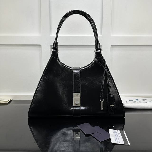 Prada 新款专柜品质,顶级原单货 原厂皮,原厂五金、实物实拍,款号:1Bg570克色进口油腊皮 尺寸:W39Xh24.5Xd14Cm, Prada 新款专柜品质,顶级原单货 原厂皮,原厂五金、实物实拍,款号:1Bg570克色进口油腊皮 尺寸:W39Xh24.5Xd14Cm,