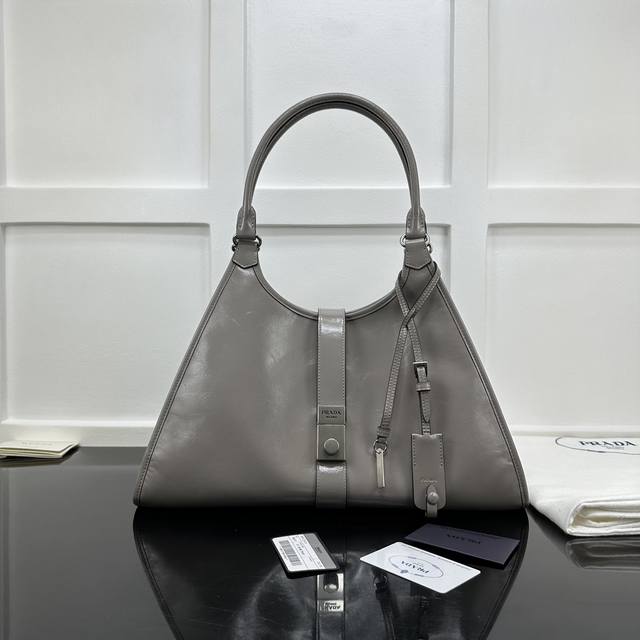 Prada 新款专柜品质,顶级原单货 原厂皮,原厂五金、实物实拍,款号:1Bg570紫灰色进口油腊皮 尺寸:W39Xh24.5Xd14Cm, Prada 新款专柜品质,顶级原单货 原厂皮,原厂五金、实物实拍,款号:1Bg570紫灰色进口油腊皮 尺寸:W39Xh24.5Xd14Cm,