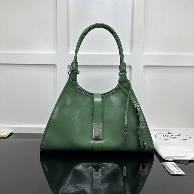 Prada 新款专柜品质,顶级原单货 原厂皮,原厂五金、实物实拍,款号:1Bg570草绿进口油腊皮 尺寸:W39Xh24.5Xd14Cm, Prada 新款专柜品质,顶级原单货 原厂皮,原厂五金、实物实拍,款号:1Bg570草绿进口油腊皮 尺寸:W39Xh24.5Xd14Cm,