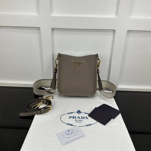 Prada 新款专柜品质,顶级原单货 原厂皮,原厂五金、,实物实拍,款号:1Bh191石板灰 双肩带 尺寸:W20Xh19Xd6Cm, Prada 新款专柜品质,顶级原单货 原厂皮,原厂五金、,实物实拍,款号:1Bh191石板灰 双肩带 尺寸:W20Xh19Xd6Cm,
