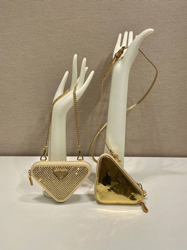 特级版本 双子水晶三角包1Nr015新品水晶包 这款二合一双子包设计非常独特，又可拆开变成2个包包，包身取材仿水晶打造，太完美了，一个可手提，一个可斜挎。也可以