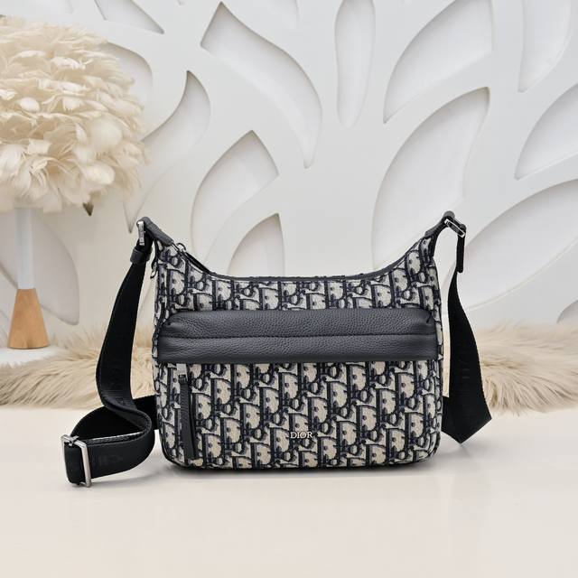 Dior-迪奥专柜最新款水饺包 斜挎包官网同步 本季新品 采用黑色Oblique 印花面料等材质精心制作 搭配同色调粒面牛皮革细节提升格调 设有拉链隔层和正面拉 Dior-迪奥专柜最新款水饺包 斜挎包官网同步 本季新品 采用黑色Oblique 印花面料等材质精心制作 搭配同色调粒面牛皮革细节提升格调 设有拉链隔层和正面拉