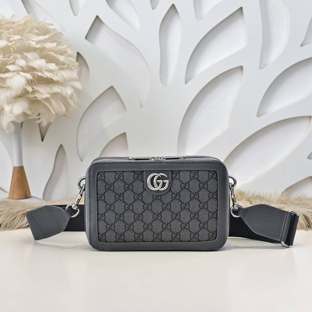 Gucci-古奇最新款男士斜挎包采用进口小牛皮 皮质柔软 手感超赞 做工精致 高贵五金 细节完美 时尚休闲百搭 质量与质感都能衬托出你独特的品味尺寸：22.14