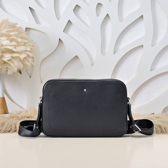 Mont Blanc 万宝龙-最新款男士斜挎包采用头层牛皮 皮质柔软 手感超赞 简约设计足以彰显其奢华感 细节品质毋庸置疑 高端大气上档次 百搭单品尺寸：24.