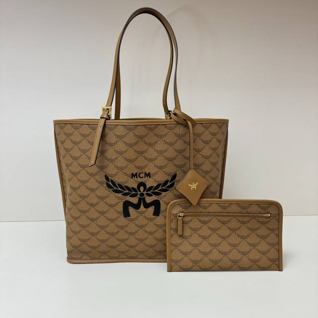 Mcm新料新款购物袋 这款新品中号购物袋上饰有高贵的月桂叶,构成了Lauretos经典花纹,彰显出Mcm精湛的工艺。包袋提手及可拆卸巴伐利亚钻石图案吊牌等Nap Mcm新料新款购物袋 这款新品中号购物袋上饰有高贵的月桂叶,构成了Lauretos经典花纹,彰显出Mcm精湛的工艺。包袋提手及可拆卸巴伐利亚钻石图案吊牌等Nap