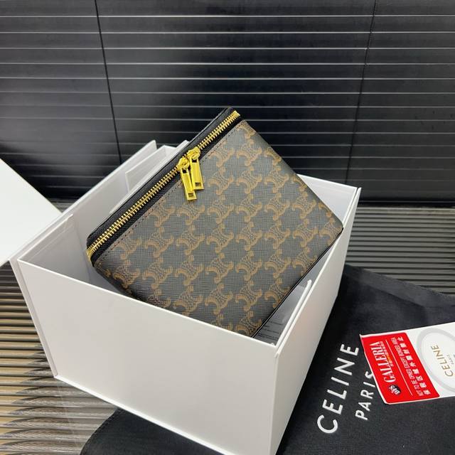 Celine 赛琳 Triomphe 凯旋门老花满印 拉链 化妆包手提包 手拿包 实物拍摄 配送防尘袋折叠礼盒 15 X 18Cm Celine 赛琳 Triomphe 凯旋门老花满印 拉链 化妆包手提包 手拿包 实物拍摄 配送防尘袋折叠礼盒 15 X 18Cm