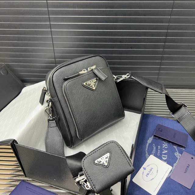 Prada 普拉达 Re-Nylon二合一 皮革三角形徽标单肩包 邮差包斜挎 黑色三角标牛皮邮差包 规格20 X 16Cm Prada 普拉达 Re-Nylon二合一 皮革三角形徽标单肩包 邮差包斜挎 黑色三角标牛皮邮差包 规格20 X 16Cm