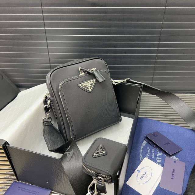 Prada 普拉达 Re-Nylon二合一 尼龙布三角形徽标单肩包 邮差包斜挎 黑色三角标牛皮邮差包 规格20 X 16Cm Prada 普拉达 Re-Nylon二合一 尼龙布三角形徽标单肩包 邮差包斜挎 黑色三角标牛皮邮差包 规格20 X 16Cm