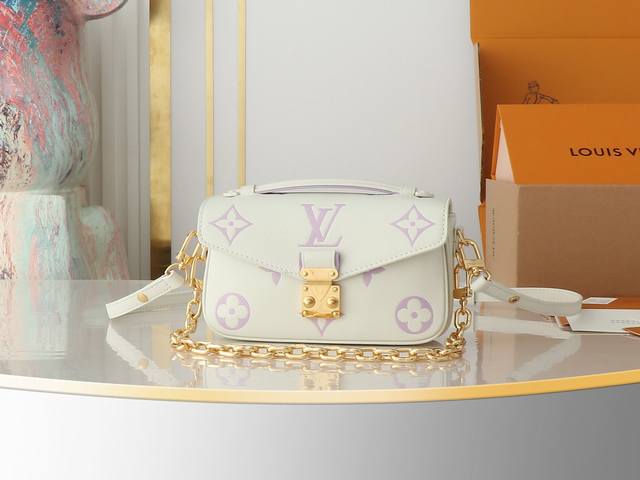 顶级原单 独家实拍 M23940米白印紫 全皮邮差包系列本款 Pochette MéTis East West 手袋出自 Milky Way 系列，为素雅 Mo