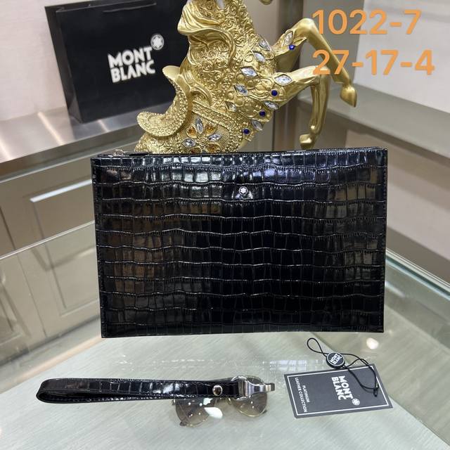 Montblanc 万宝龙1022-7 手拿包 采用鳄鱼纹牛皮材质也特耐磨损，便于日常打理、有足够的空间收纳电子产品和随身物品，敢于追求内心热爱的精英人士与潮流