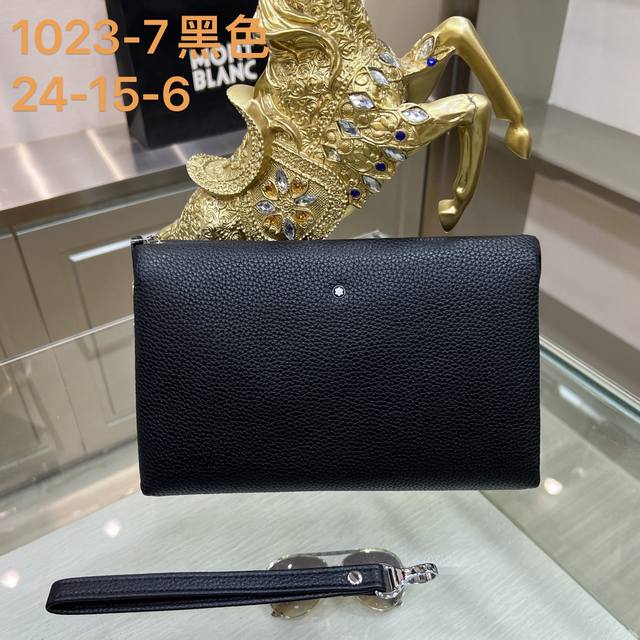 Montblanc万宝龙1023-7黑 万宝龙匠心手拿包系列，风格现代，天生有着随时随地保持精致时尚的造型，并且实用，始终品味高雅，这个系列被称为“精致高雅的时