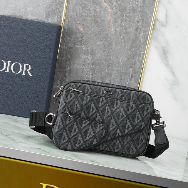 这款马鞍三件套手袋设计醒目百搭。采用黑色 Cd Diamond 图案帆布精心制作，从 Dior 档案汲取灵感，正面饰以同色调光滑牛皮革细节和 Dior 标志提升