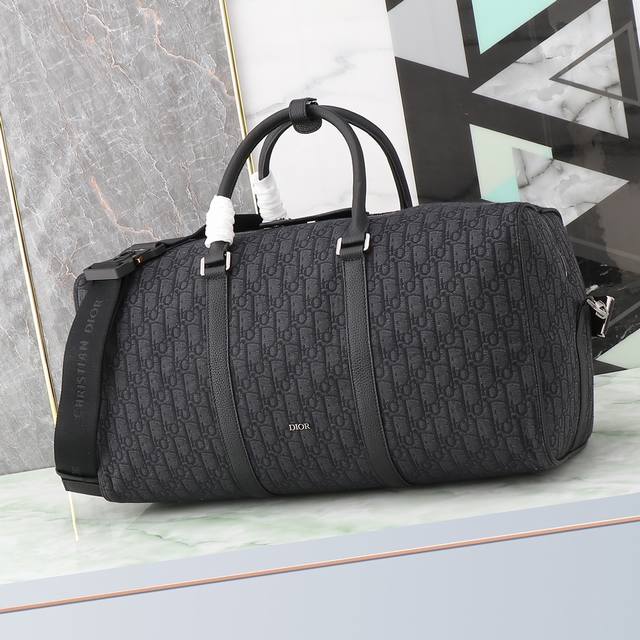 这款 Dior Lingot 50 手袋是本季新品,实用而优雅,别具一格。采用米色和黑色 Oblique 印花面料精心制作,搭配黑色粒面牛皮革细节提升格调,正面 这款 Dior Lingot 50 手袋是本季新品,实用而优雅,别具一格。采用米色和黑色 Oblique 印花面料精心制作,搭配黑色粒面牛皮革细节提升格调,正面