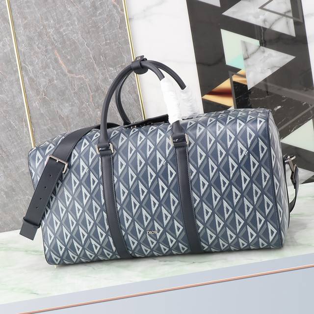 顶级原单 这款 Dior Lingot 50 行李袋是 Dio 全新的经典单品,实用而优雅。采用迪奥蓝 Cd Diamond 图案帆布精心制作,从 Dio 档案 顶级原单 这款 Dior Lingot 50 行李袋是 Dio 全新的经典单品,实用而优雅。采用迪奥蓝 Cd Diamond 图案帆布精心制作,从 Dio 档案