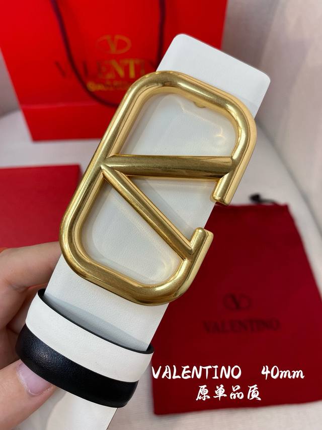 华伦天奴40Mm经典款双面色一带两用款 双面头层牛皮腰带搭配华伦精品镂空扣，华丽优雅