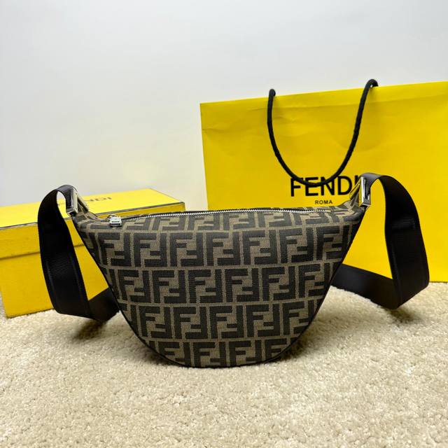 原单品质 秋冬新款弯月邮差包，独家正品开发，对版做法，老花面料搭配罗马纹牛皮，Ykk拉链，上身造型独特，现货实拍，干净整洁的做工体现出每一步的用心，斜挎背带有L