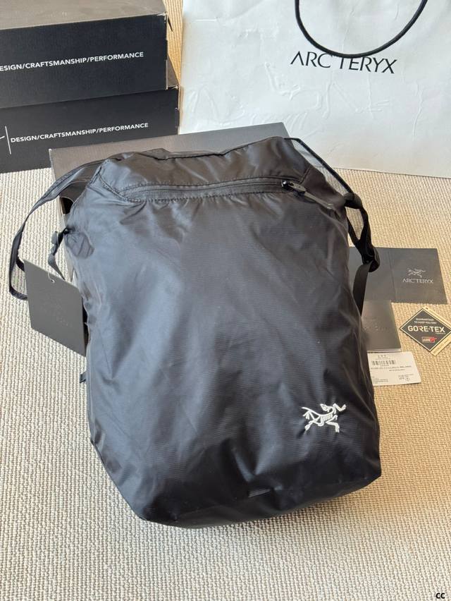 Arcteryx 始祖鳥 Heliad 12 Tote 多功能休閒托特包12L.側背包.單肩背包。 尺寸 30 38Cm Arcteryx 始祖鳥 Heliad 12 Tote 多功能休閒托特包12L.側背包.單肩背包。 尺寸 30 38Cm