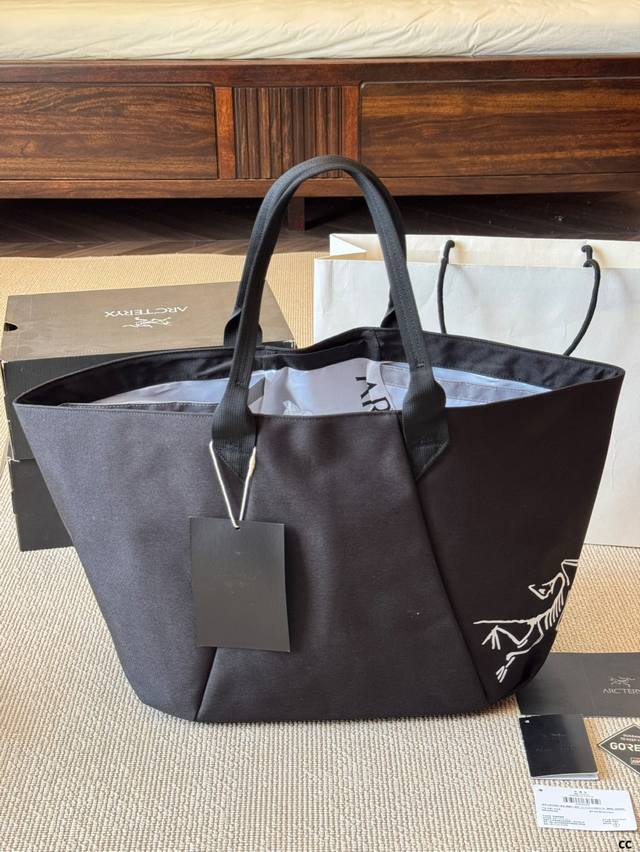 Carrier 45 Gear Tote Arc'teryx 始祖鸟 Carrier 45 托特包的全新配色 这款手提袋简单耐用,可容纳您的装备,方便上路行驶。 Carrier 45 Gear Tote Arc'teryx 始祖鸟 Carrier 45 托特包的全新配色 这款手提袋简单耐用,可容纳您的装备,方便上路行驶。