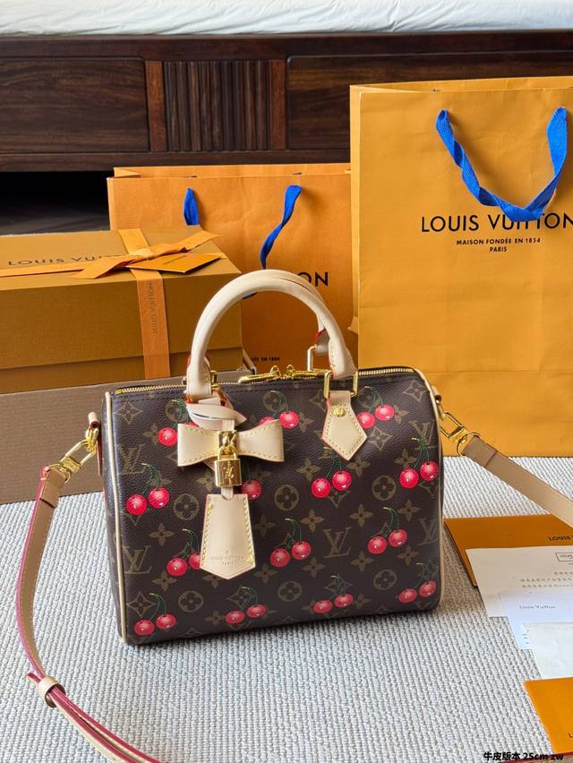 牛皮版本 Lv Speedy枕头包 Lv Speedy 25Cm 枕头包 无论版型 内里和专柜毫无差别 真正原版复刻 内里可拆卸 火遍全球的爆款机场大包 机车女 牛皮版本 Lv Speedy枕头包 Lv Speedy 25Cm 枕头包 无论版型 内里和专柜毫无差别 真正原版复刻 内里可拆卸 火遍全球的爆款机场大包 机车女