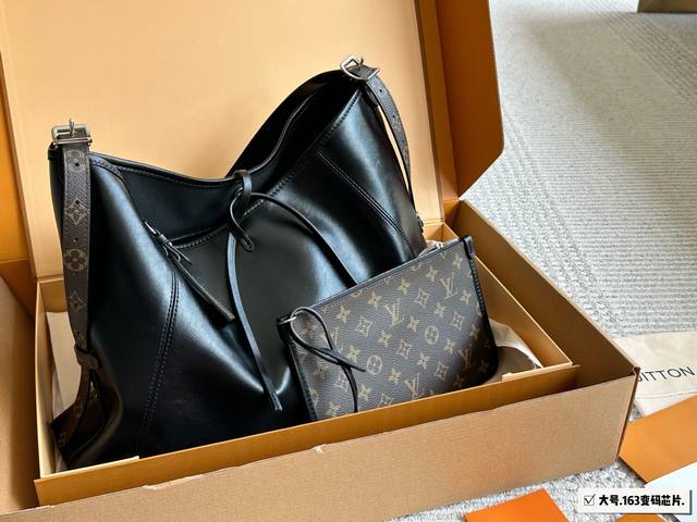 升级版 大号 飞机盒折叠礼盒 Carryalldark 中号手袋 本款 Carrvall Dark 中号手袋以柔软羊皮革塑造时尚慵懒 廓形为 春夏秀场造型增添瞩