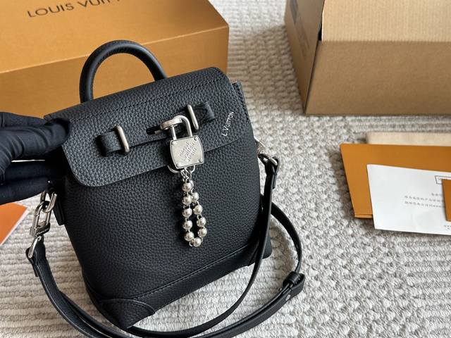 Lv新款男包这两个色都好好看 Pharrell Williams采用Lv Colorado粒面牛皮革打造 Steamer 15手袋，以紧凑构型实现便捷随行。正面