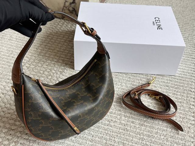 配盒 Size：23*14Cm Celine 新款腋下包 简直Yyds 好有复古的的Feel ！ 特别耐糙 好看又不娇贵Nice！