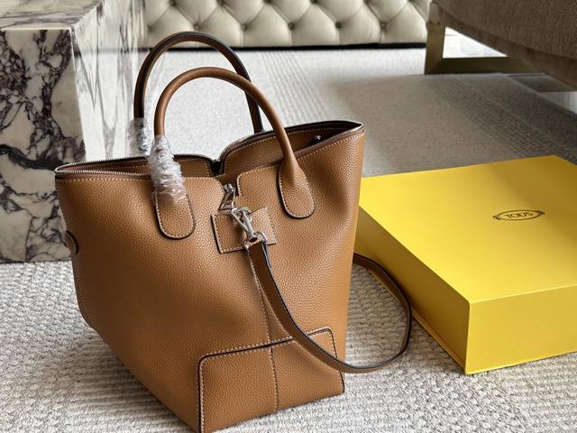 配盒 牛皮 Size：28 18Cm Tods真香 Tods新出的托特包 集颜值与容量一身的小可爱！ 可单肩可手拎 日常出门真的太方便了 做一个可盐可甜的女孩吧