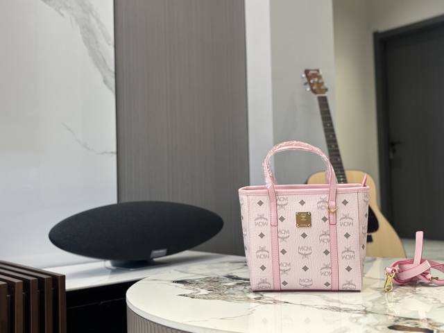 配盒 原单 Size:20*19Cm 新款Mc 菜篮子 俏皮很百搭 配置最新包装! 神仙颜值回归色 Mcm 粉色菜篮子包 配盒 原单 Size:20*19Cm 新款Mc 菜篮子 俏皮很百搭 配置最新包装! 神仙颜值回归色 Mcm 粉色菜篮子包