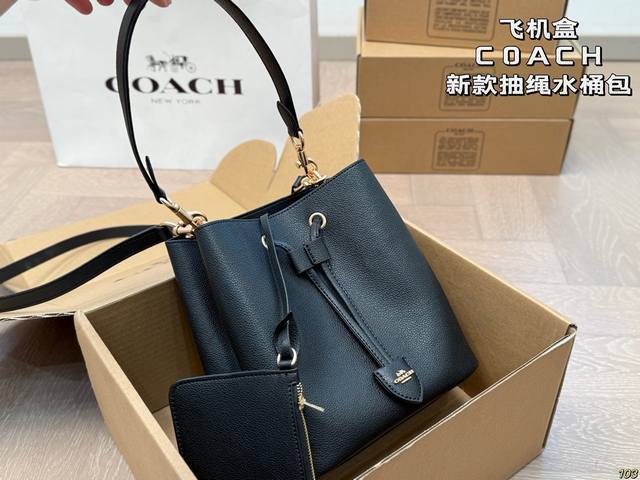 飞机盒 蔻驰Coach抽绳水桶包 心动一亿遍！ 奶乎乎的小桶巨嗲巨温柔 ～ 和春夏天敲适配 ！！ 水桶包型 百搭 而且不挑身型 轻松搭出高级感 ！ 身边闺蜜人手