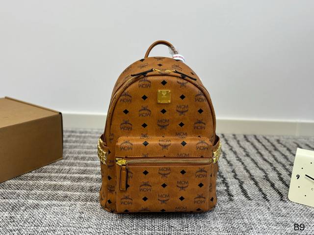 经典原单Mcm双肩背包到货啦 M C M 款韩国专柜新款双肩包青岛原单代工品质 原版颜色拉头!专柜同材质 原版Ykk拉头拉链 专柜原装定制 防尘袋 韩国乐天免税 经典原单Mcm双肩背包到货啦 M C M 款韩国专柜新款双肩包青岛原单代工品质 原版颜色拉头!专柜同材质 原版Ykk拉头拉链 专柜原装定制 防尘袋 韩国乐天免税