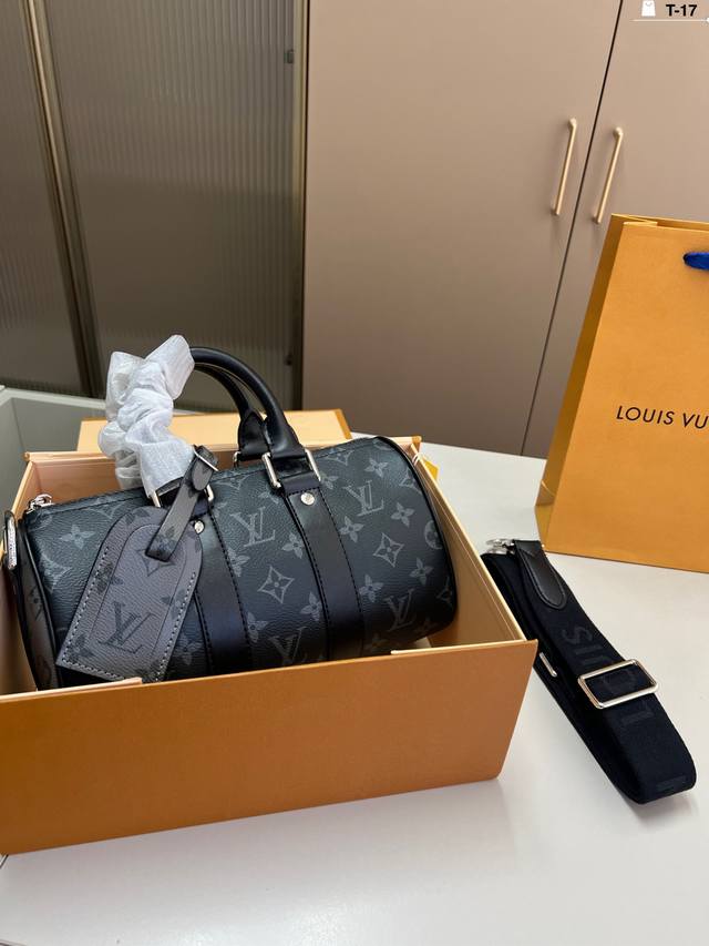 Lv Keepall 黑武士枕头包 贼适合的Keepall25黑武士 男盆友的战包 T-17尺寸25×15折叠盒 Lv Keepall 黑武士枕头包 贼适合的Keepall25黑武士 男盆友的战包 T-17尺寸25×15折叠盒