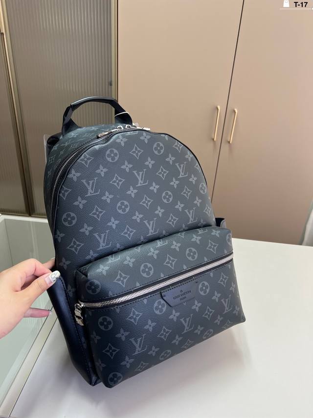 Lv双肩包 百搭到没朋友 容量很大 上身也很帅气 T-17尺寸29×38 Lv双肩包 百搭到没朋友 容量很大 上身也很帅气 T-17尺寸29×38