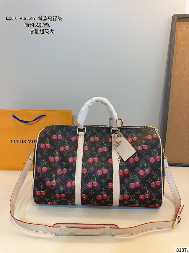 Lv 路易威登联名款Keepall 斜跨包旅行包 一只帅气能装的旅行袋 时尚爆发款火热来袭 经典设计大气可观男女通用款 包包采用原版皮质 超级厚实 耐磨 耐用原