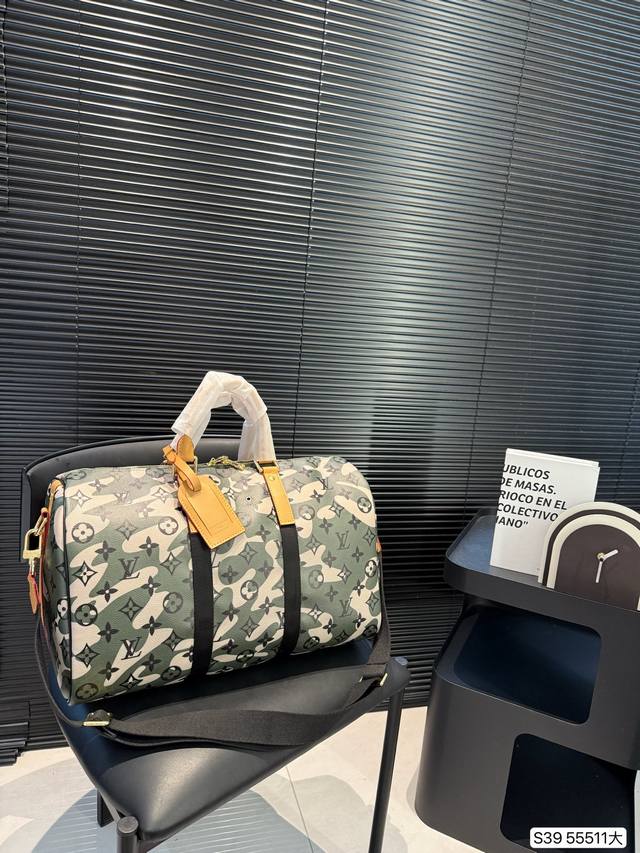 大号 Lv旅行袋 非常具有设计感 简约又精致，细节满满 无论是长途旅行，还是短途郊游，都是超实用的时尚搭配哦！尺寸：45 27 货号55511