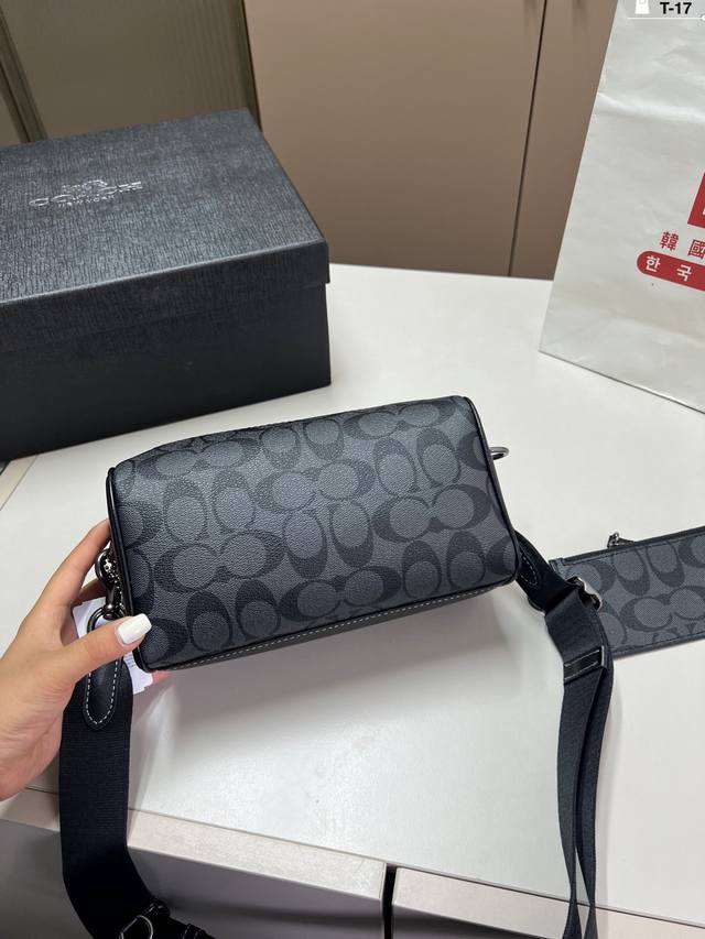 Coach蔻驰枕头包手提包 经典设计 时尚百搭 可手提 可斜挎 上身绝美 T-17尺寸21×12配盒