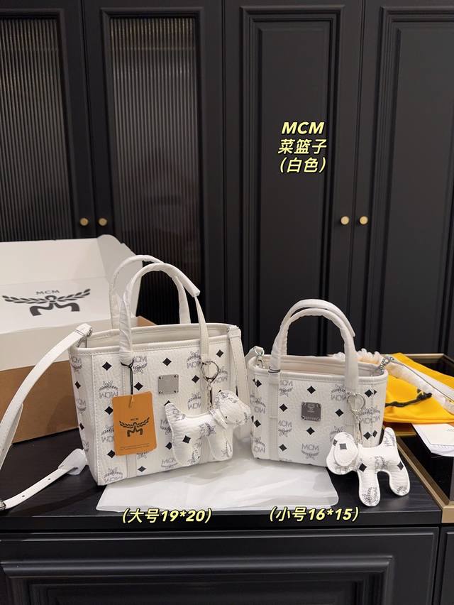 大号 配盒尺寸19.20 小号 配盒尺寸16.15 Mcm 菜篮子 有长肩带 可以调节 送同款颜色小狗 搭配效果更好看 Mcm家最精典款菜篮子 人手一支 送人自 大号 配盒尺寸19.20 小号 配盒尺寸16.15 Mcm 菜篮子 有长肩带 可以调节 送同款颜色小狗 搭配效果更好看 Mcm家最精典款菜篮子 人手一支 送人自