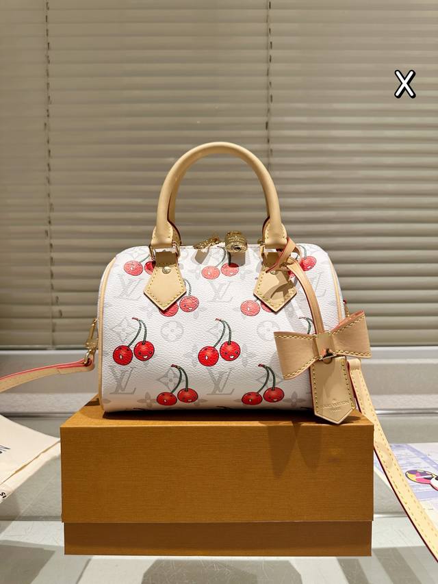 牛皮版本 Lv 樱桃系列 Lv Speedy枕头包 Lv Speedy 20Cm 枕头包 无论版型 内里和专柜毫无差别 真正原版复刻 内里可拆卸 火遍全球的爆款