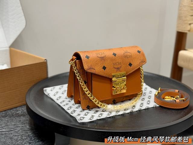 飞机盒 升级版! Mcm 经典款邮差包美貌与实用并存 风琴款腋下链条包 前翻盖设计私密性完美 风琴式隔层空间很充足 肩带可拆卸调节 质感硬挺有层次感. 上身效果 飞机盒 升级版! Mcm 经典款邮差包美貌与实用并存 风琴款腋下链条包 前翻盖设计私密性完美 风琴式隔层空间很充足 肩带可拆卸调节 质感硬挺有层次感. 上身效果